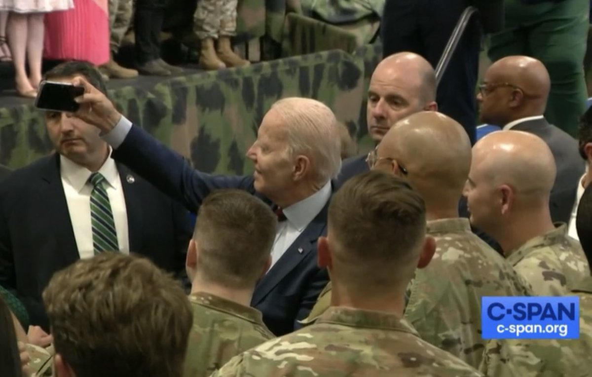 harryjsisson's tweet image. Quick comparison of what Trump vs Biden were up to today:

Donald Trump was busy dealing with the federal indictment of him being unsealed which showed he stole nuclear secrets and hid classified documents in random bathrooms at Mar-a-Lago

President Biden was busy speaking to…