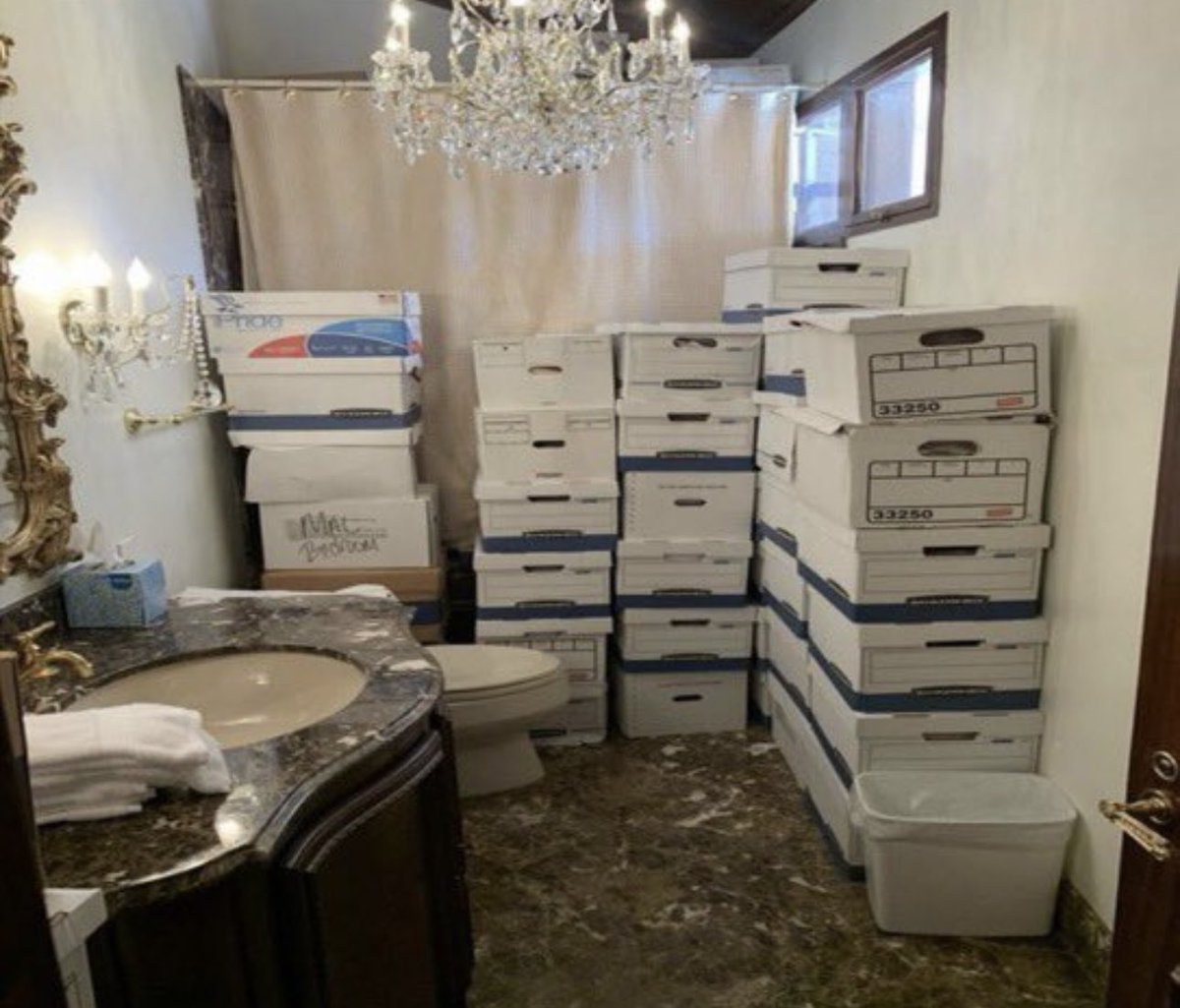 harryjsisson's tweet image. Quick comparison of what Trump vs Biden were up to today:

Donald Trump was busy dealing with the federal indictment of him being unsealed which showed he stole nuclear secrets and hid classified documents in random bathrooms at Mar-a-Lago

President Biden was busy speaking to…