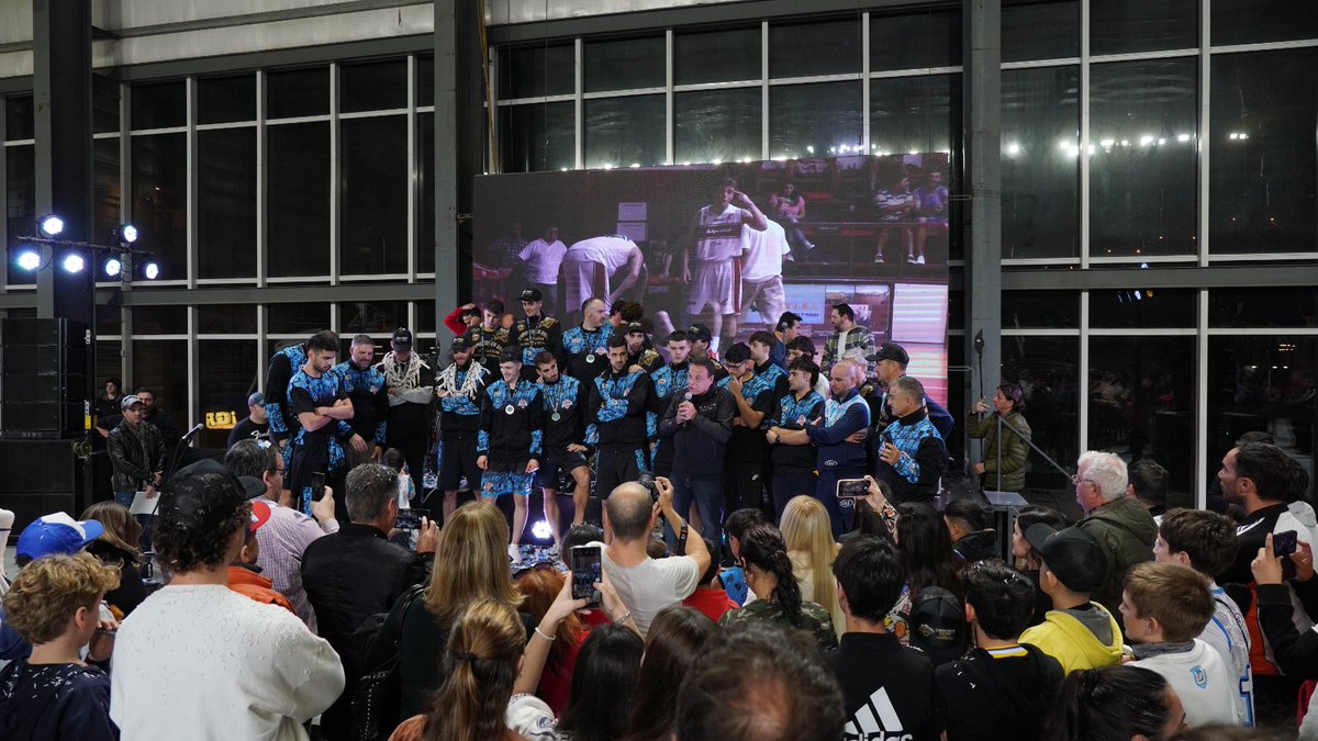 CaffaroOsvaldoR's tweet photo. Feliz y muy emocionado de recibir al campeón #ZárateBasket en el #DAMStadium. 
La Unión de Clubes nos permitió unir el deporte con la marca ciudad. 
A quienes nos critican esto no pasa por lo económico, esto es un grupo humano que entendió cómo era el proyecto.
#UnLogroMás . https://t.co/SCBX4ChUD6