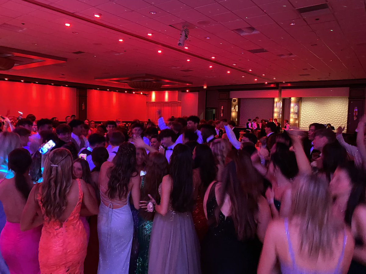 Scenes from the OA Jr Prom. A great night💃🏽🕺🏻🪩