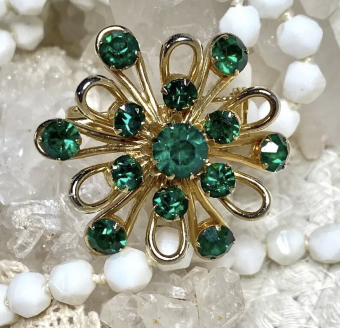 Vintage 1950’s Coro Gold Emerald Green Rhinestone Starburst Brooch - Hallmarked

ebay.com/itm/1757558015…

#vintagejewelry #pin #brooch #coro #green #gold #rhinestones 💚