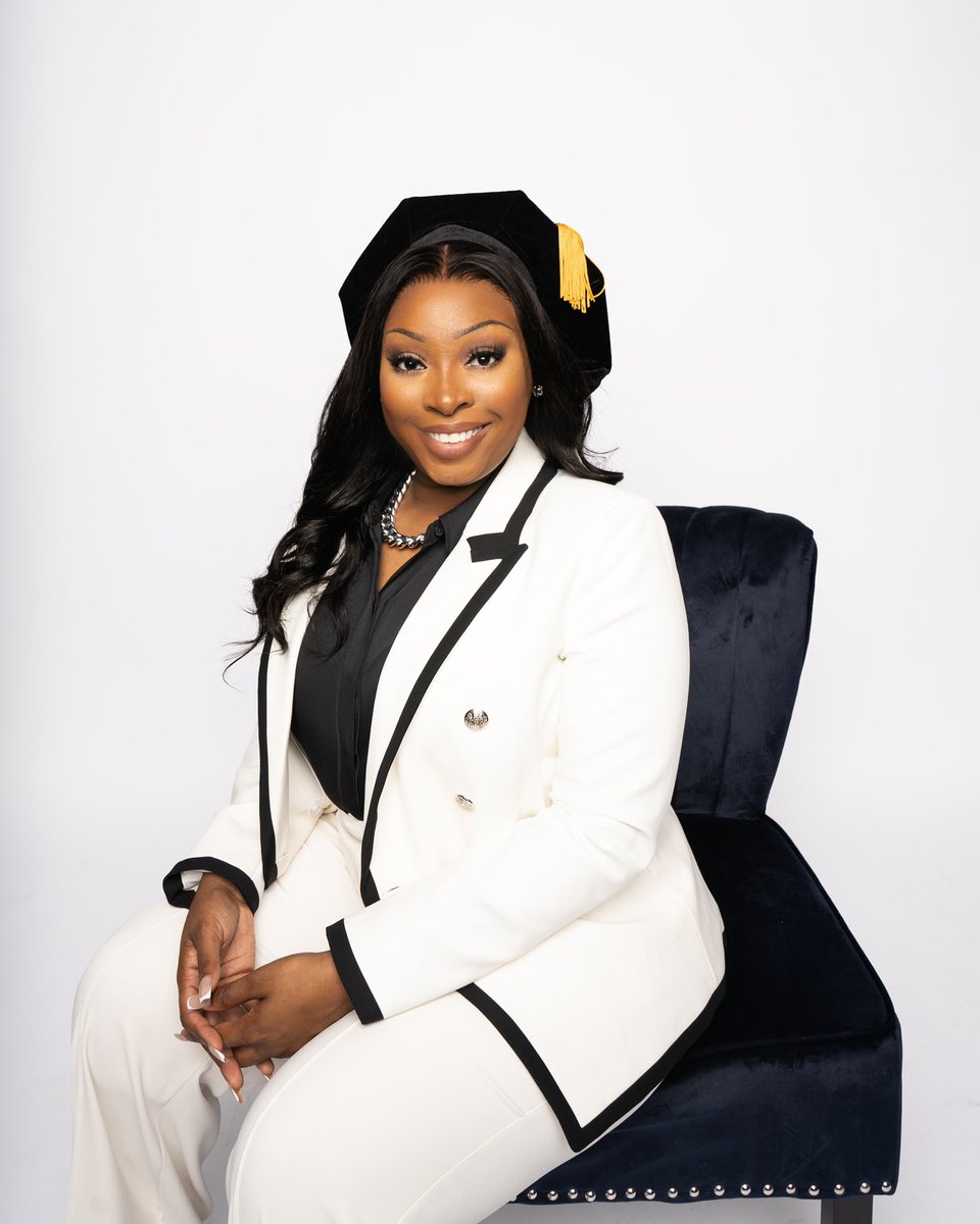 BlueJsays's tweet image. 1st Generation Lawyer. Graduated with honors. Talk to me nice🥹🥰