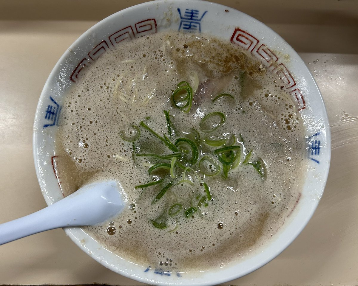 【八ちゃん】中央区白金の「八ちゃんラーメン」でラーメンを頂きました。なかなかの行列でしたが、どうしても食べたくて並んでしまいました。文句なしの美味しさですね。