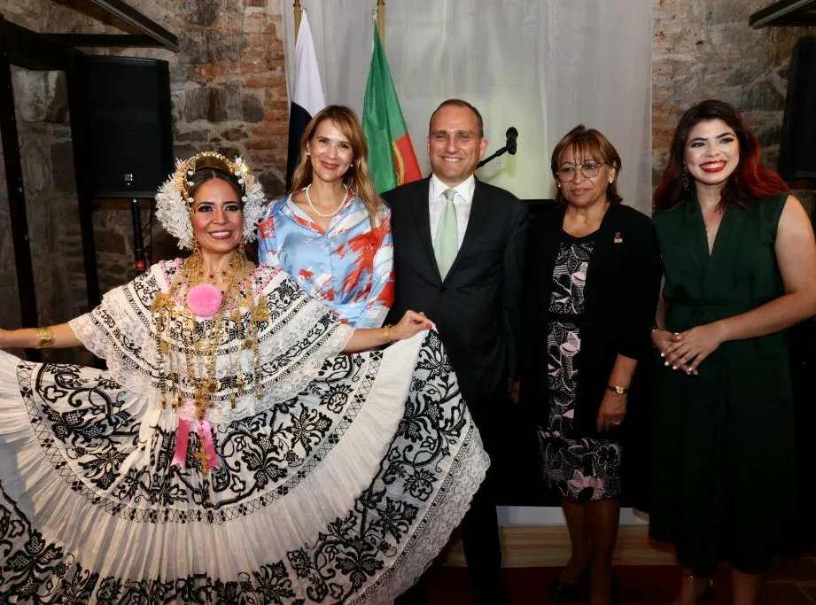 Se inauguró la exposición fotográfica "¿A qué sabe Portugal?" en Panamá 🇵🇦🫱🏼‍🫲🏻🇵🇹

En el marco del Día de Portugal, Camões y de las Comunidades Portuguesas, el Embajador de Portugal, S.E. Gonçalo Teles Gomes, nos invitó a la exposición fotográfica de Fabiola de Freitas.