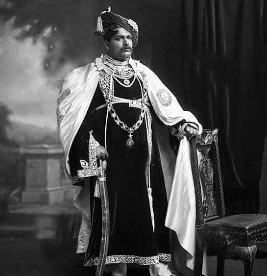 10th June #TheDayInHistory

121 yrs ago #OTD in 1902, University of Cambridge awarded Chhatrapati #ShahuMaharaj with the honorary degree of ‘LLD', considering his work in educational,cultural & social fields. Chhtrapati Shahu also received the King Edward Coronation Medal in 1902