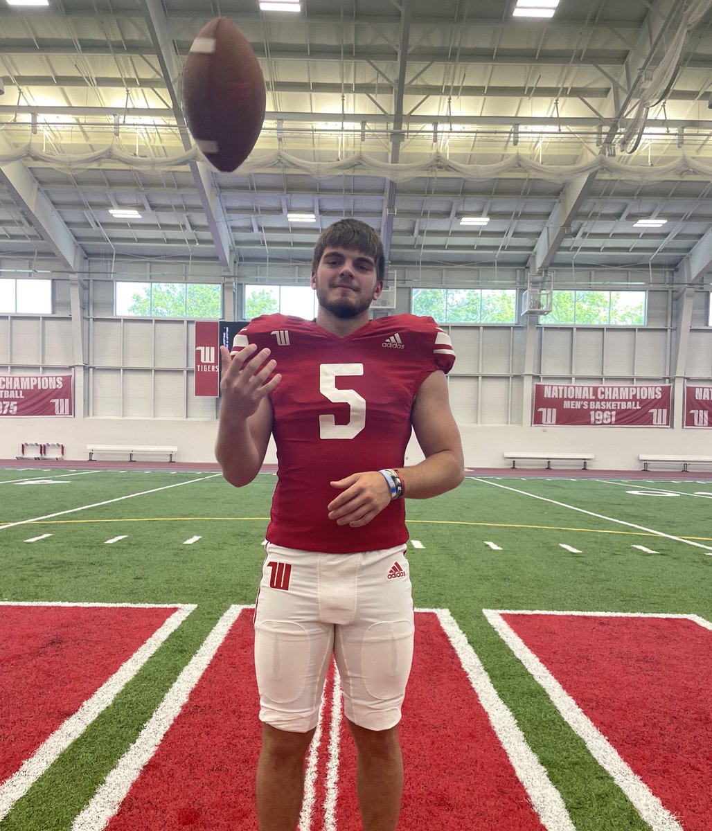 Blessed to receive an official roster spot from <a href="/WittFootball/">Wittenberg Football</a>. Thank you!! 
<a href="/rocanthony_/">Rocky Zingale</a> <a href="/coachjo51/">Jovon Johnson</a> <a href="/JimCollins_FB/">Jim Collins</a>