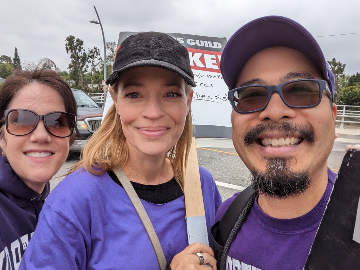 Thank you @JeriLRyan for joining fellow @NorthwesternU alums on the picket line! And thanks @ClairePartin for taking the selfie. #UnionStrong #WGAStrong #SAGAFTRAstrong #StarTrekPicard @NUEAWest @NUAlumni