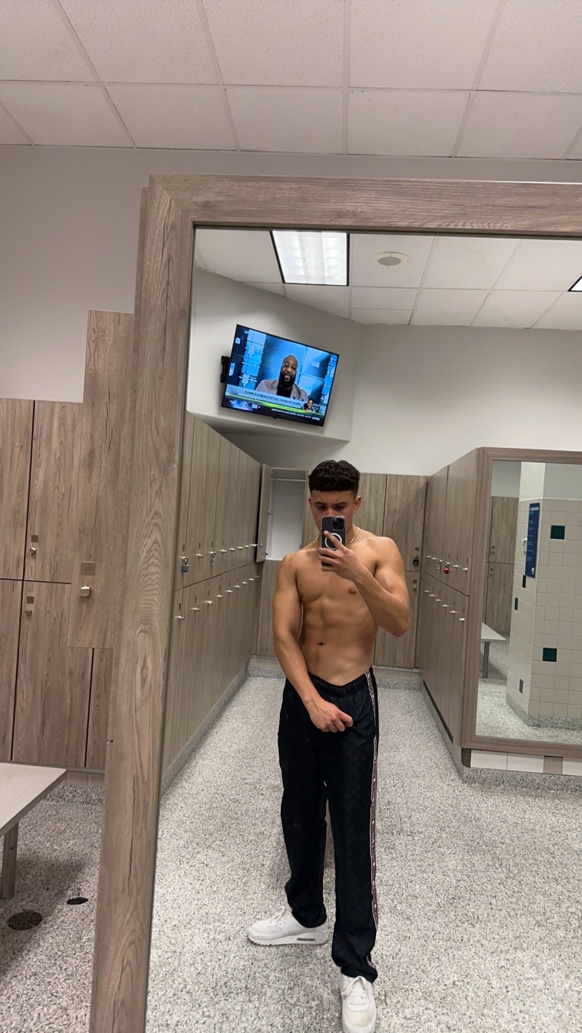 𝐉𝐞𝐭𝐭 𝐑 on X: Listen I'm not saying there's any correlation but I been  having dessert every day for the past two weeks… and somehow my abs finally  toning up? Anyways hit