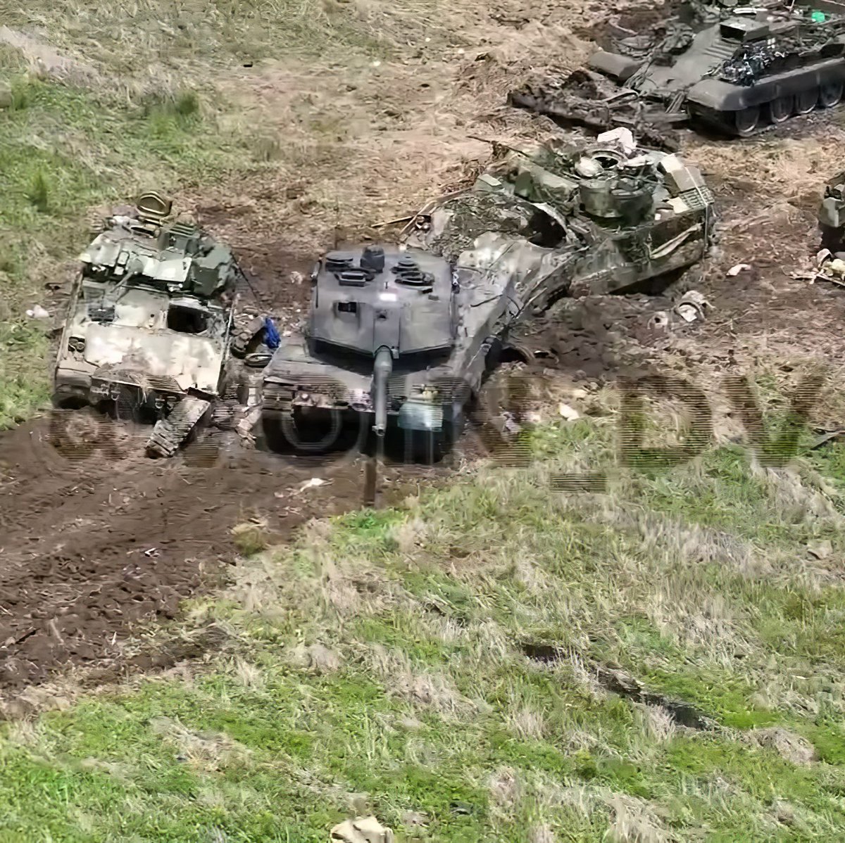 Hayo pendukung Ukraina, jangan denial, nyatanya di foto ini kita bisa lihat beberapa IFV M2A2 Bradley (buatan AS), MBT Leopard 2A6 (buatan Jerman), dan BREM 1 Recovery Vehicle (buatan Soviet), semuanya milik Ukraina, yang hancur-rusak karena serangan artileri/ladang ranjau Rusia.