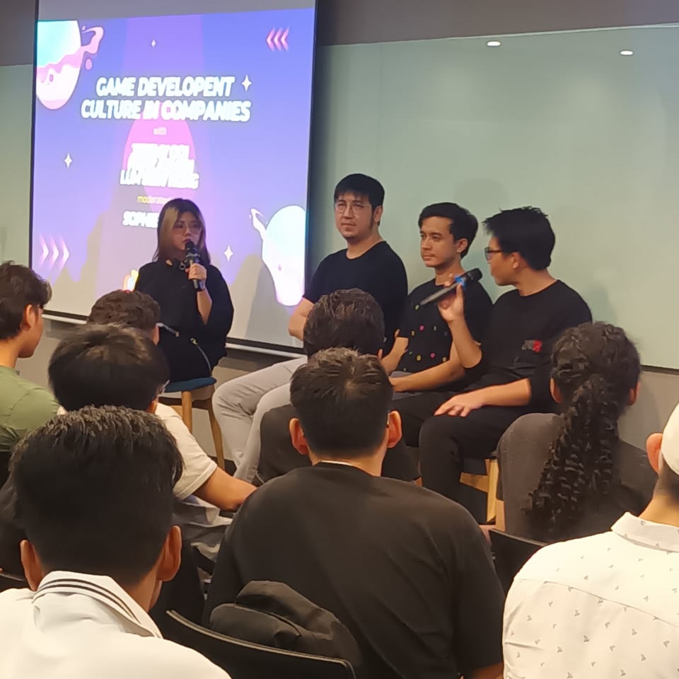 96lions_'s tweet photo. Had the opportunity to moderate a panel on Game Development Culture in Companies during the #IGDAMY GameDev Hangout!

Was especially fun to chat and banter with @jemooi @7thbeat @Redridinghong on the stage. 🎉

Thanks for having me!
📸: @yyng7 https://t.co/dUgaWAY9dM