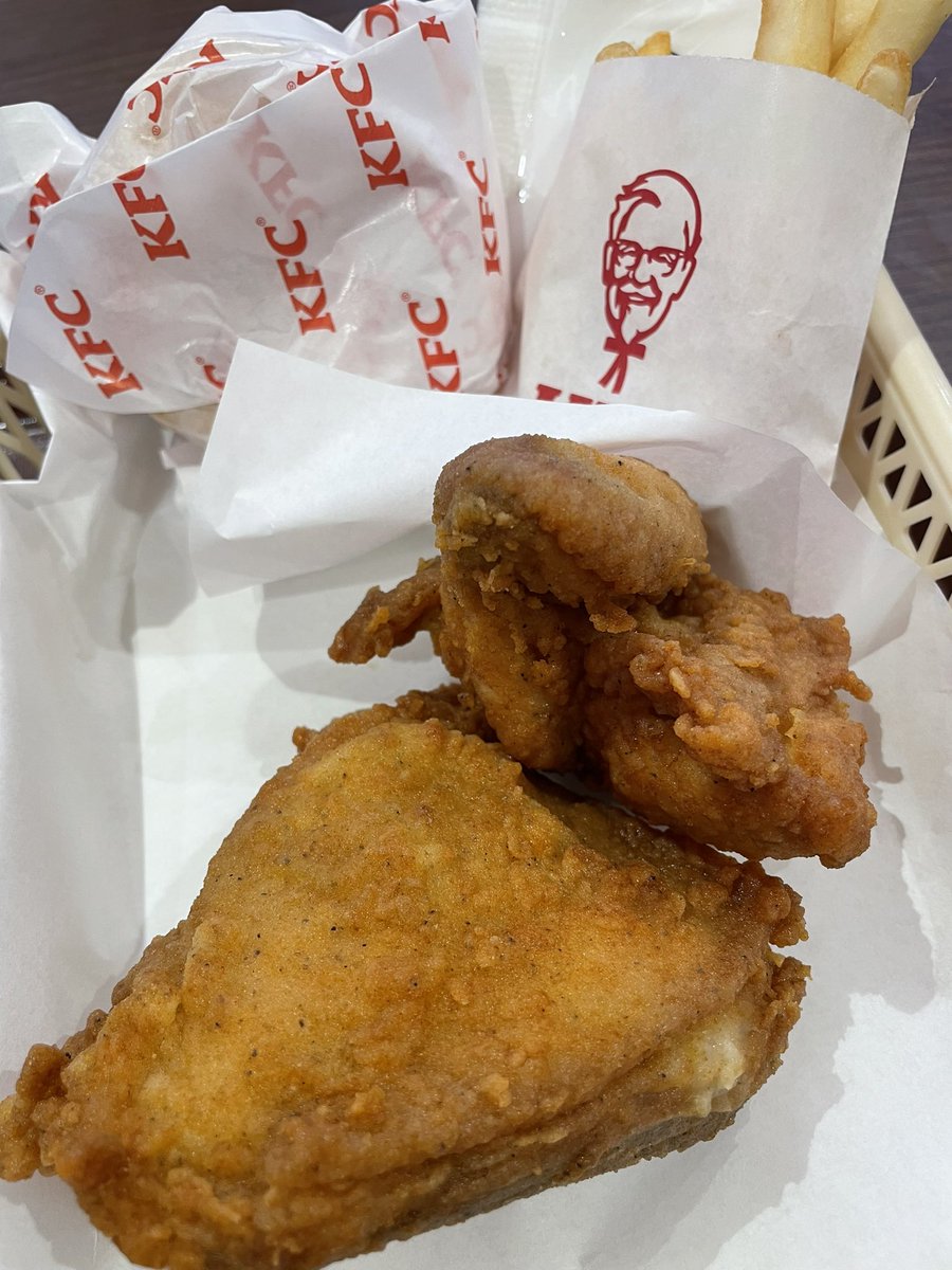 真実だった、ケンタッキーはいつでも美味いけどめちゃくちゃ美味い、ペーパーナプキンがサラサラの油でシースルーになって可愛かった https://t.co/XucgQHJJwg
