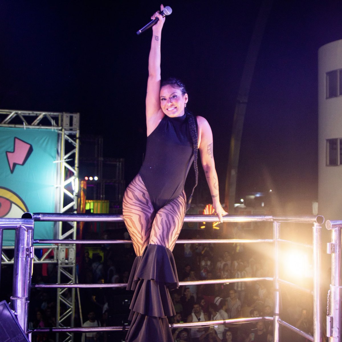 HugoGloss's tweet photo. Em seguida, Alinne chegou pra sacudir e abalar o Sambódromo do Anhembi. Por fim, nossa Lady Leste mostrou que a #Bonekinha sabe brincar sim… e muito! (📸: Patrícia Devoraes/Brazil News; Araujo/Agnews) https://t.co/GQkCk9SUZs