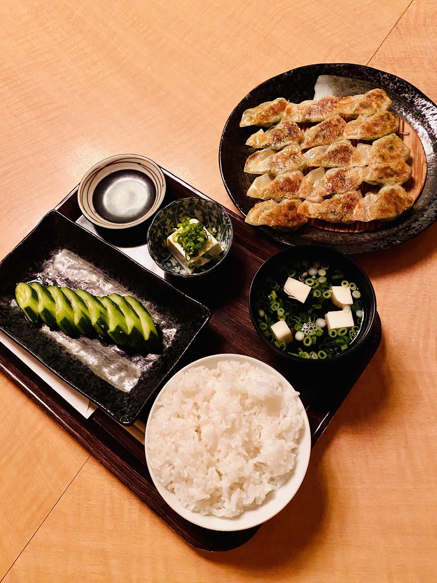 ajibugyo2011's tweet photo. ひとくち餃子専門店
🥟🥟🥟味奉行🥟🥟🥟

土日はランチタイムから
24時まで通し営業しています😃

昼飲み出来ます🍺🍻😃

本日もご来店お待ちいたしております🙇

#餃子
#ランチ
#個室
#梅田 https://t.co/aOzcSEub6i