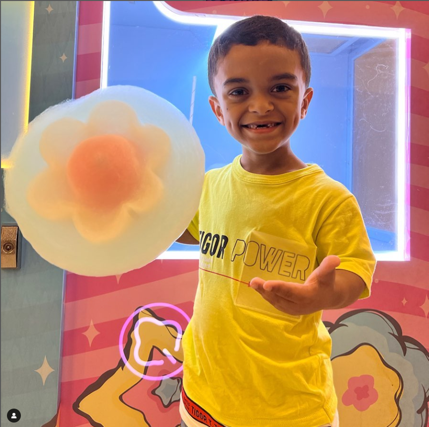 sunzeerobot's tweet photo. sweet share! Enjoy some sweet sharing time with the boy with the cotton candy in his hand!
#CottonCandy #vending machine # https://t.co/Pk9iNyuv8o