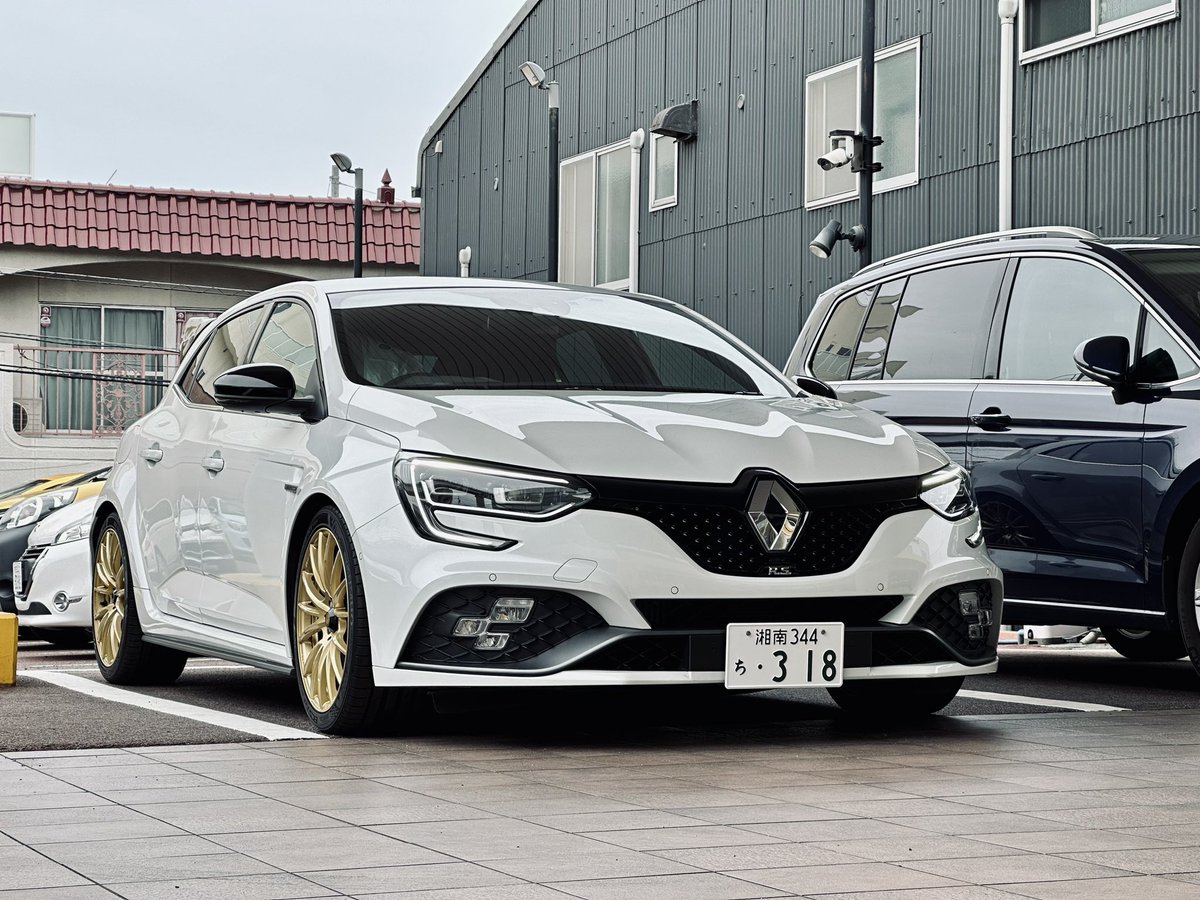 FqZ_i's tweet photo. 納車されました！！
待ちに待ったメガーヌIV！！
半端なくカッコイイ！！

#ルノー #megane https://t.co/CjfOQGhZ6x