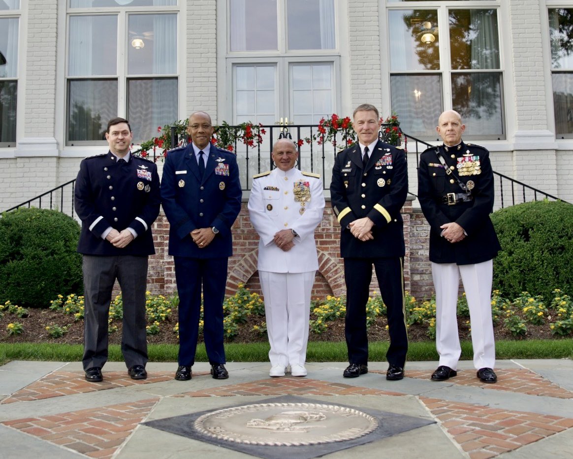 CMC_MarineCorps's tweet photo. As leaders of our respective services &amp; as Joint Chiefs, we emphasize allies &amp; partners constantly. But friendships are the strongest bond. It is an honor and privilege to call these great officers my friends, and I was humbled to host them at tonight’s Parade @MBWDC. https://t.co/sj9WoZzh6o