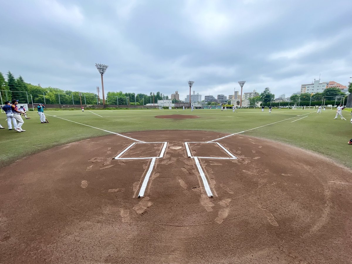 【#球場now】毎週金曜日の雨で 野球が出来ない土曜日、何週連続だろう…。しかし人工芝グラウンドは幸運にも貸出してくれる。#世田谷公園野球場 グラウンド整備ばっちり コンディション良し。良い試合になりますよう ささガンバりんご🍎(#9) #野球 #審判 #enjoy_umpiring