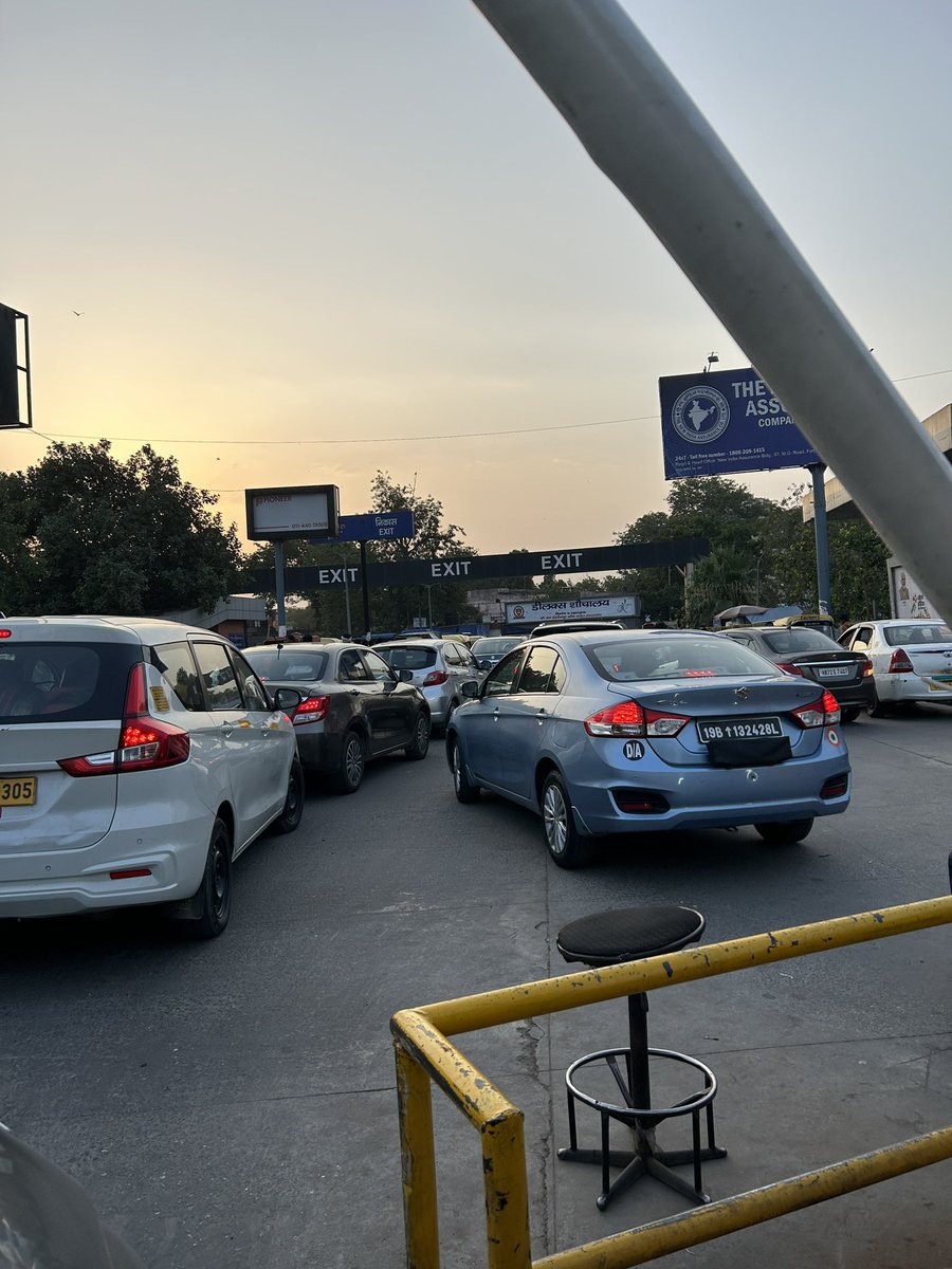 diggieraja's tweet photo. Major chaos at New Delhi Railway station at 5.40 in the morning, entire approach from Minto Road to Ajmeri Gate was choked. Cabs parked, wrong side traffic, u are bound to miss your early morning train @DELHITRAFFIC1 @LtGovDelhi @DelhiPolice @HMOIndia @rumubTOI @ashokism https://t.co/WHYcFtT6ii