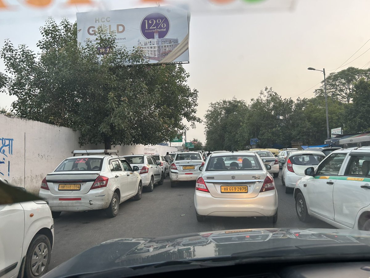 diggieraja's tweet photo. Major chaos at New Delhi Railway station at 5.40 in the morning, entire approach from Minto Road to Ajmeri Gate was choked. Cabs parked, wrong side traffic, u are bound to miss your early morning train @DELHITRAFFIC1 @LtGovDelhi @DelhiPolice @HMOIndia @rumubTOI @ashokism https://t.co/WHYcFtT6ii
