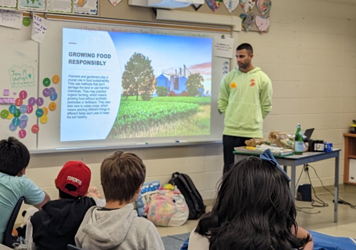We had a great time learning with Chef <a href="/ImrunTexeira/">Imrun V. Texeira</a> today. We talked about sustainability, how growing works, and then sampled some delicious fermented foods! All made possible through our <a href="/HaltonLearnFDN/">Halton Learning Foundation</a> !
@Hawthorne_PS <a href="/HDSBCCEL/">HDSB Experiential Learning</a>