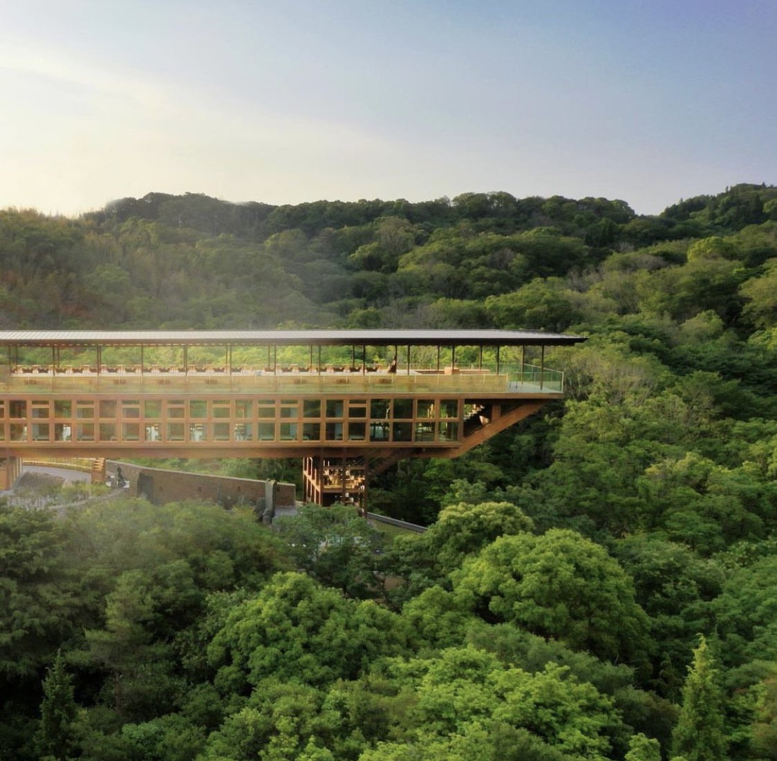 yuna_biyouhihu's tweet image. 今日本で1番泊まりたい宿。兵庫県淡路島にある「禅坊靖寧」自然と呼応する360℃の建築が圧巻。禅坊料理・禅リトリート・茶道や書写の体験などが楽しめる。雑念を取り払って穏やかで心豊かな宿泊になりそう。