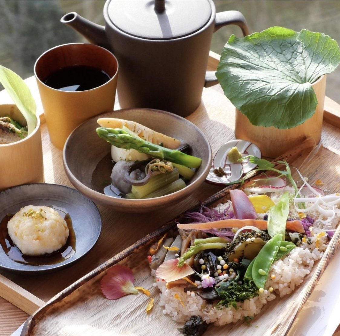 yuna_biyouhihu's tweet image. 今日本で1番泊まりたい宿。兵庫県淡路島にある「禅坊靖寧」自然と呼応する360℃の建築が圧巻。禅坊料理・禅リトリート・茶道や書写の体験などが楽しめる。雑念を取り払って穏やかで心豊かな宿泊になりそう。