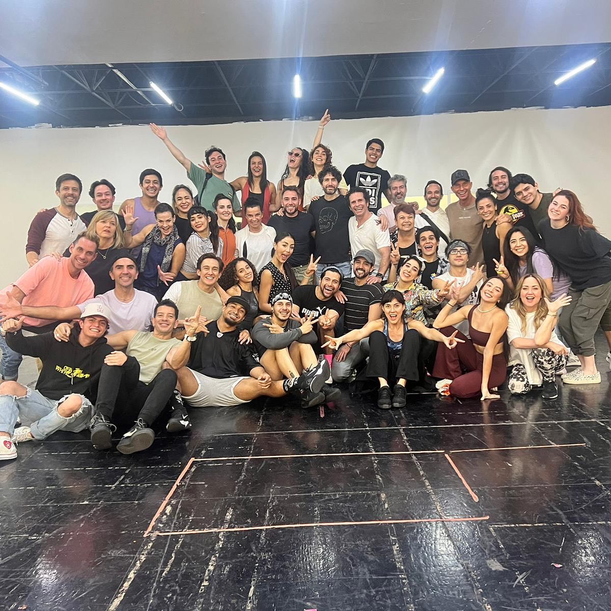 LosBennyFans (@losbennyfans) on Twitter photo Un gran elenco, una gran compañía... mucho compañerismo en @vaselina_mexico
Y nuestro <a href="/bennyibarra/">Benny Ibarra De Llano</a> sigue preparándose con todo Un gran elenco, una gran compañía... mucho compañerismo en @vaselina_mexico
Y nuestro <a href="/bennyibarra/">Benny Ibarra De Llano</a> sigue preparándose con todo