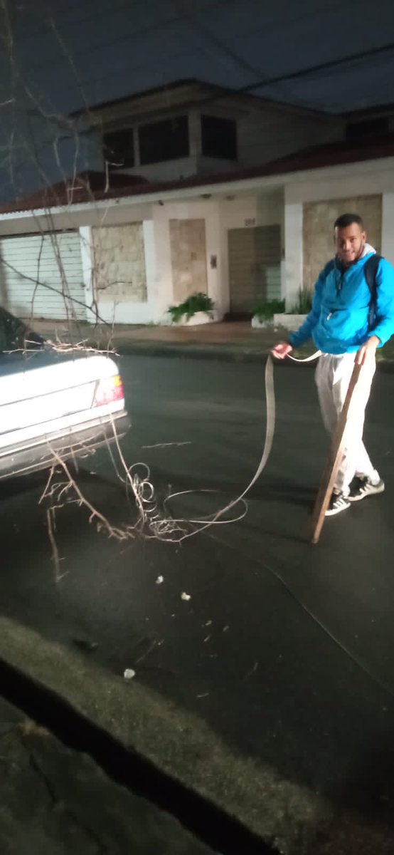 annieas10's tweet photo. SOS donde puedo denunciar a camión que arrancó cables en calle Cedros y nos dejó sin señal internet 😡? @NetlifeEcuador @alcaldiagye porfavor RT @DiegoArcos14 https://t.co/4dk4hxTVO9