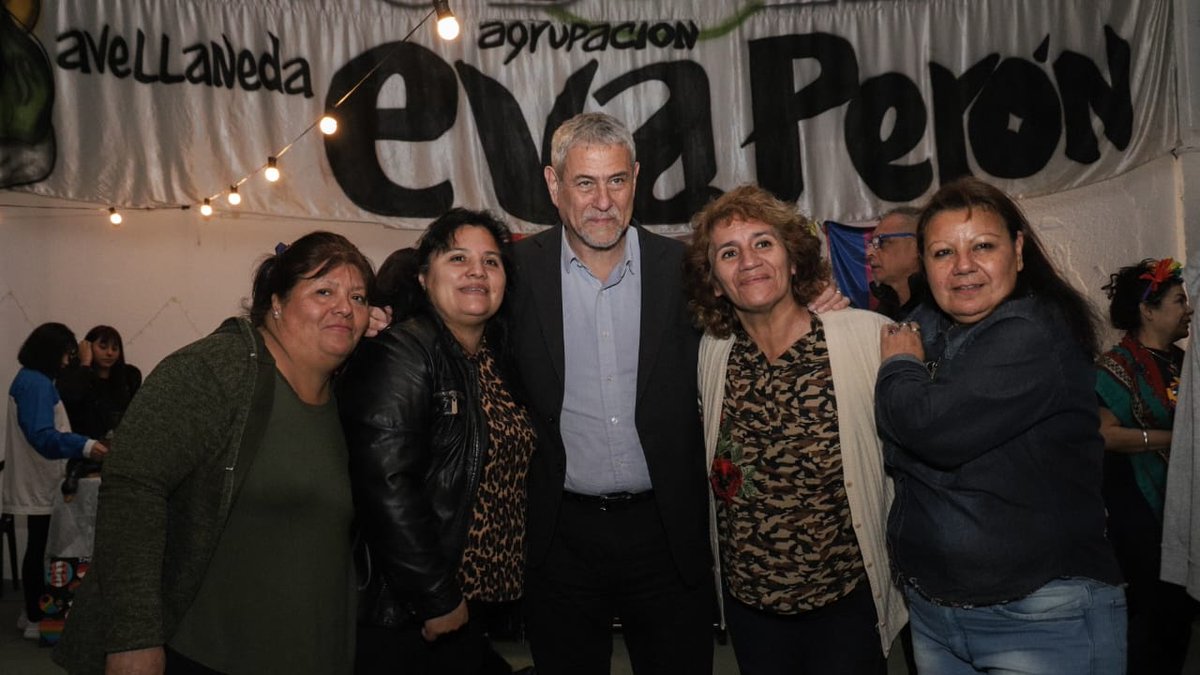 jorgeferraresi's tweet photo. 🏳️‍🌈🏳️‍⚧️Participamos del #OrgulloFest con @magdysierra 

La @agevaperonof convocó a un festival para recaudar fondos que se destinarán a la organización de la 2da Marcha del Orgullo de Avellaneda.

Fue un ejemplo de lucha con alegría.

¡Que reine en el pueblo el amor y la igualdad! https://t.co/kh4UJLP5iV