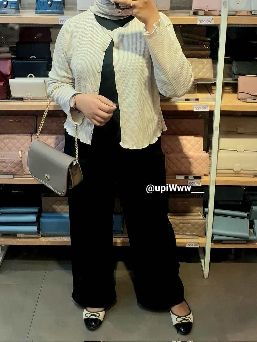 ༘⋆🌷 𝒐𝒐𝒕𝒅 𝒖𝒑𝒊𝒘𝒘𝒘 ₊˚ෆ
outfit santuy ke mall, tinggal pake cardi sama kulot cuss deh~
📎 crop cardi 40k: shope.ee/qEoiFX18g
📎 kulot crinckle 30k: shope.ee/8pH6EtLhxG
📎 flatshoes 70k: shope.ee/20QdGdtBQL
📎 tas: shope.ee/4fRXHPoemW