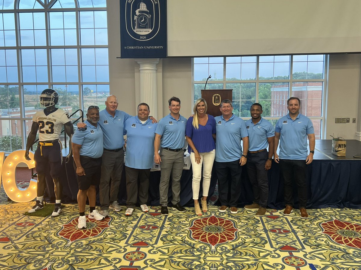 candis16's tweet photo. What a great night hearing NFL referee Sarah Thomas at @GoChoctaws_FB first ever women’s clinic!!  👏🏼 to our coaches for an informative, fun evening! Big thank you to many of our local businesses for the door prizes! @_Coach_Mc @coachtbgilbert @CoachJBland @CoachBlack22 https://t.co/NYSihy2HF8