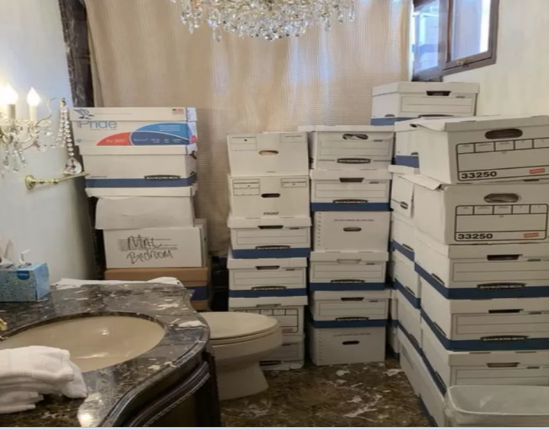 lljb991's tweet photo. @BrandonStraka You know what is interesting about this picture?  The FRESH TOWELS.   That means the maids clean that bathroom, keep towels to wash your hands, and it is USED!!   How many people (including the 150 foreign staff) and friends get to use that bathroom and poke around for fun? https://t.co/NY4CBzjlML