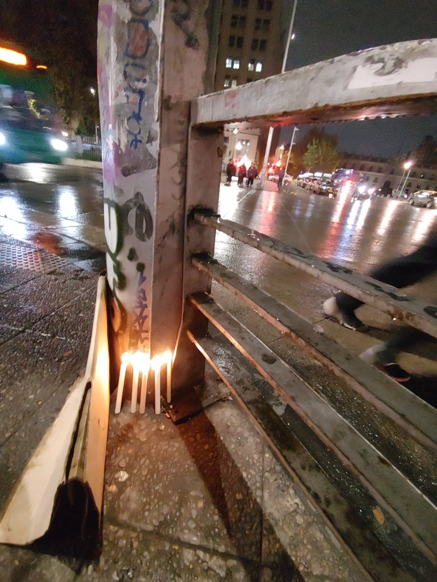 Fui a prenderle velitas en el lugar que murio la joven por culpa de los pendejos del instituto nacional. Si ellos no hubieran hecho esos desmanes la joven aun estaria viva.