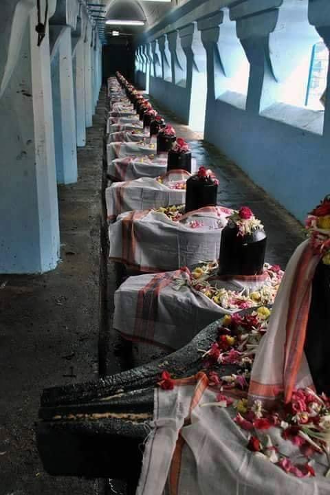 Papanasam Sri Ramalingaswami 108Shiva Mandir in Kumbakonam, built by BhagwanShriRam himself

Bhagwan Shri Ram installed107 Shivalingas & asked SriAnjaneya to bring one from Kashi

The main Linga was named Ramalingaswami & the one brought by Sri Anjaneya was named Hanumantha Linga