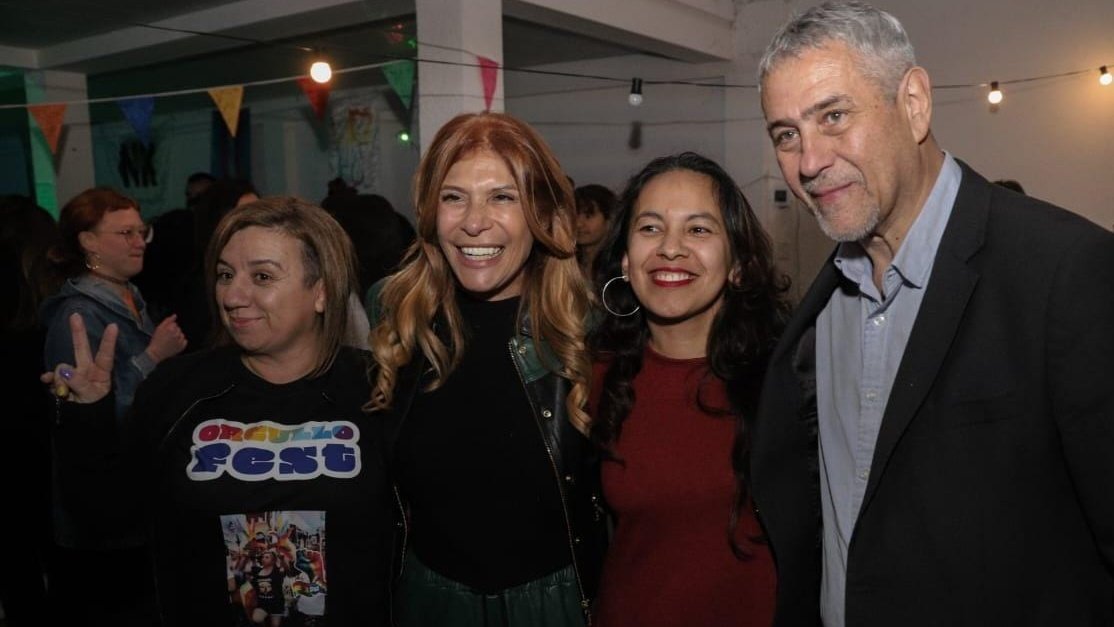 AgenciaElVigia's tweet photo. El intendente @jorgeferraresi y @magdysierra participaron del #OrgulloFest. 

La @agevaperonof convocó a un festival para recaudar fondos que se destinarán a la organización de la 2da Marcha del Orgullo de #Avellaneda. https://t.co/QQg6yW4WUD