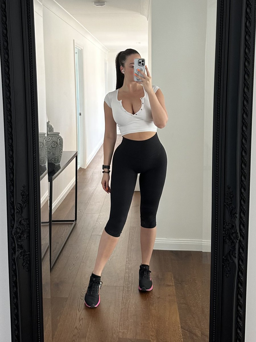 Isabelle & Jeremy on Twitter: "Happy Saturday 🥰"