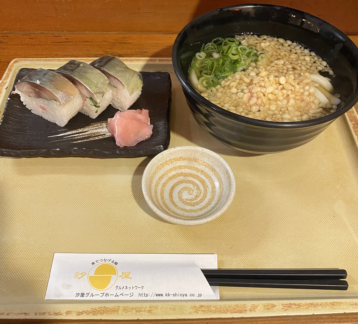 bgc5kejg01's tweet photo. 大阪、暑🥵

といいながら、やっぱり関西に来たらうどんですね。

大阪駅コンコース内のうどん屋さんでお昼。

サバずしと、かけうどんのセット。

おうどん太くて食べごたえありました😊

またきまーす♪

#大阪グルメ 
#フォロワー募集中 https://t.co/3GxBoz9ZBR