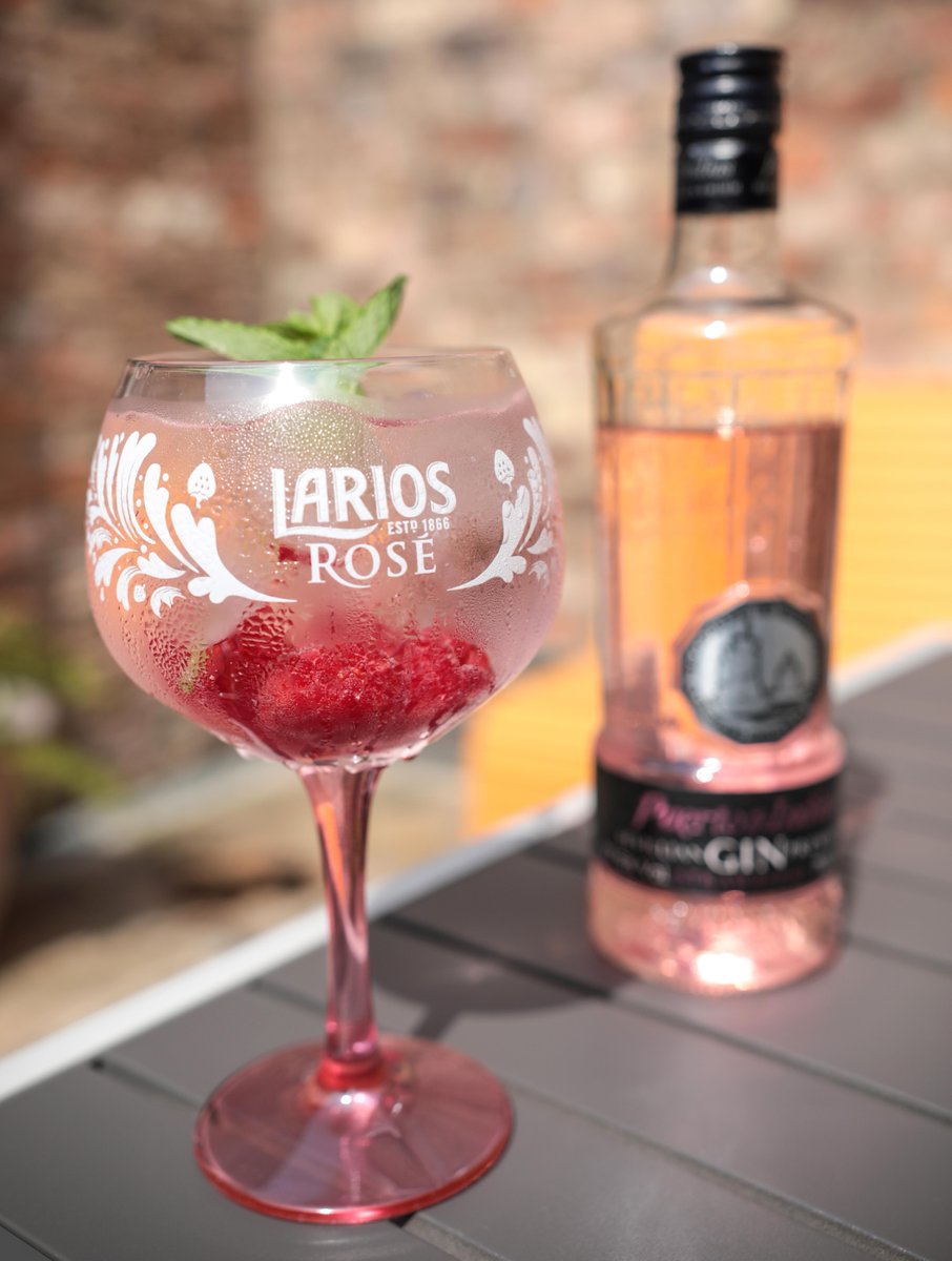 DoubleTreeYork's tweet image. Drink happy thoughts... It’s World Gin Day! We’re stocked with Gin from Hendricks, Brockmans Premium to locally sourced Masons Yorkshire, so come and raise your glass to DoubleTree by Hilton York ! 🍸 #WorldGinDay #GinOClock #Gin #GinAndTonic