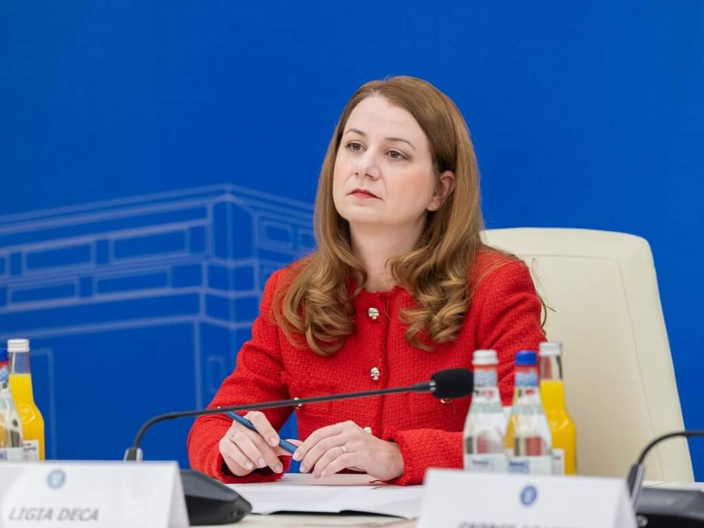 aurmaramures's tweet photo. 🇷🇴📢Nu prin șantaj se rezolvă problemele profesorilor!
Ministrul #Educației, fosta #consilieră prezidențială Ligia Deca, încearcă să joace la #intimidare în negocierile cu cadrele didactice.
#DreptatepentruRomânia https://t.co/hHFnXctZVz