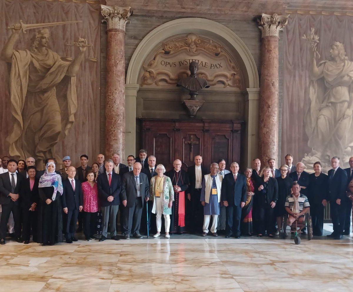 #Vaticano, Palazzo della Cancelleria, foto di gruppo con il cardinale segretario di Stato #Parolin e i Premi Nobel provenienti da vari Paesi in occasione del Meeting Mondiale sulla Fraternità Umana #notalone