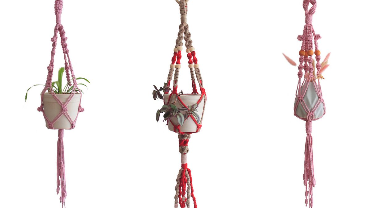 Morning #UKGiftHour and #UKGiftAM!  You'll find some attractive new Macrame Planthangers on our website.  Ideal gifts for plant fans 🌿. Handcrafted with Love 💗.   amandatamsin.co.uk/handcrafted/pr…
#shopindie #macrameplanthangers #homedecor