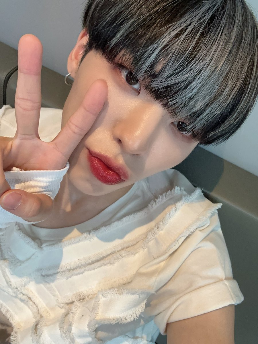 CIX_twt's tweet photo. 입술 줄이기 메이크업 안해씀😁

#CIX #FIX #BX #이병곤 #병곤 #평픽사💙 https://t.co/72j0KBGxoz
