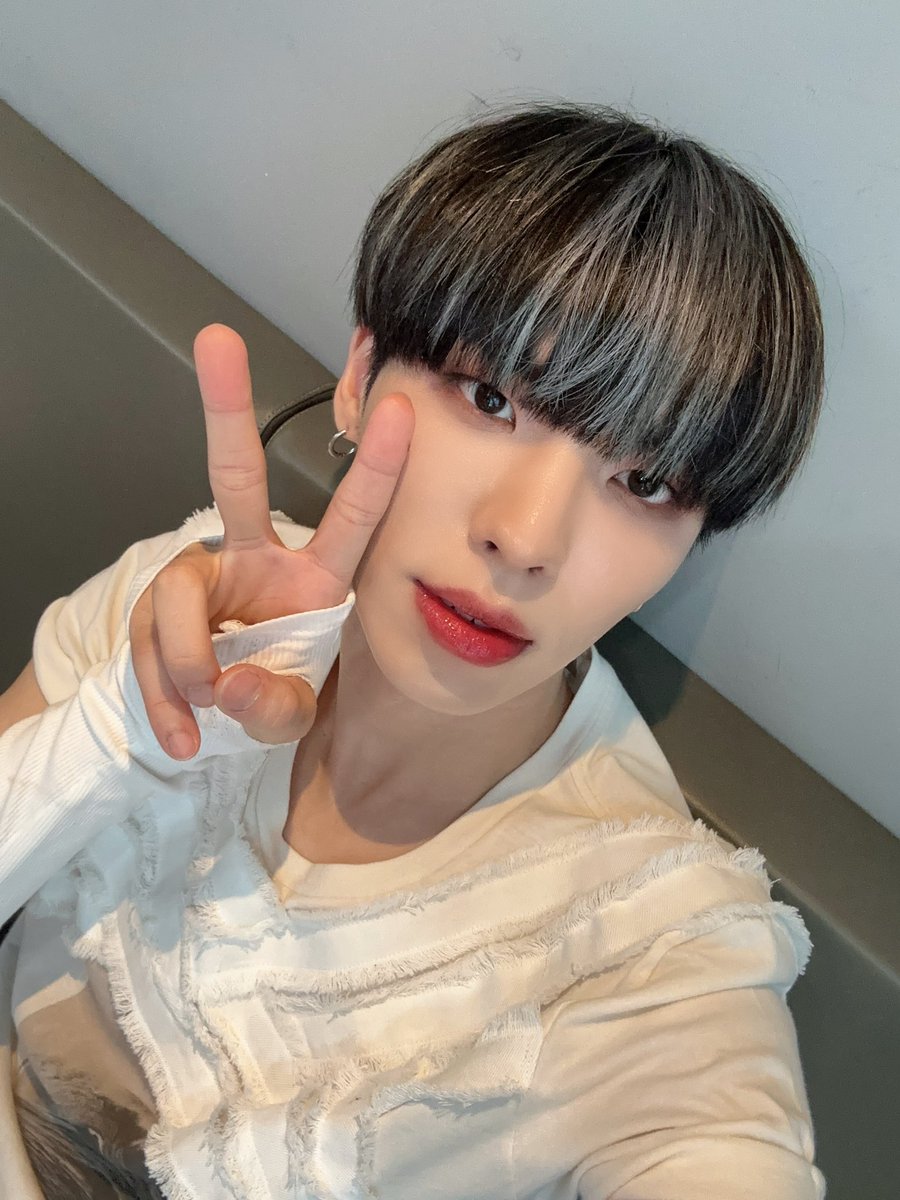 CIX_twt's tweet photo. 입술 줄이기 메이크업 안해씀😁

#CIX #FIX #BX #이병곤 #병곤 #평픽사💙 https://t.co/72j0KBGxoz