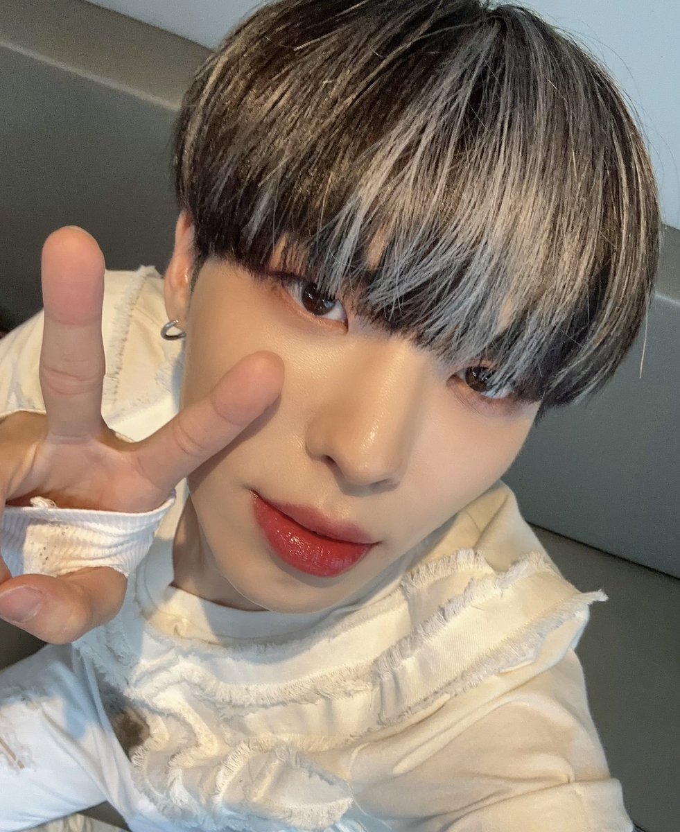 CIX_twt's tweet photo. 입술 줄이기 메이크업 안해씀😁

#CIX #FIX #BX #이병곤 #병곤 #평픽사💙 https://t.co/72j0KBGxoz