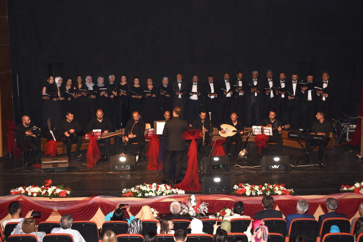 aksarayhem68's tweet photo. Valiliğimiz himayelerinde İl Milli Eğitim Müdürlüğü Halk Eğitimi Merkezi Türk Müziģi Korosu'nun  Bergüzar Konseri izleyicilerden tam not aldı.
@tcmeb 
@drhamzaydogdu 
@aksarayvaliligi 
@haciomerkartal 
@aksaraymem https://t.co/FLgncBtMi8