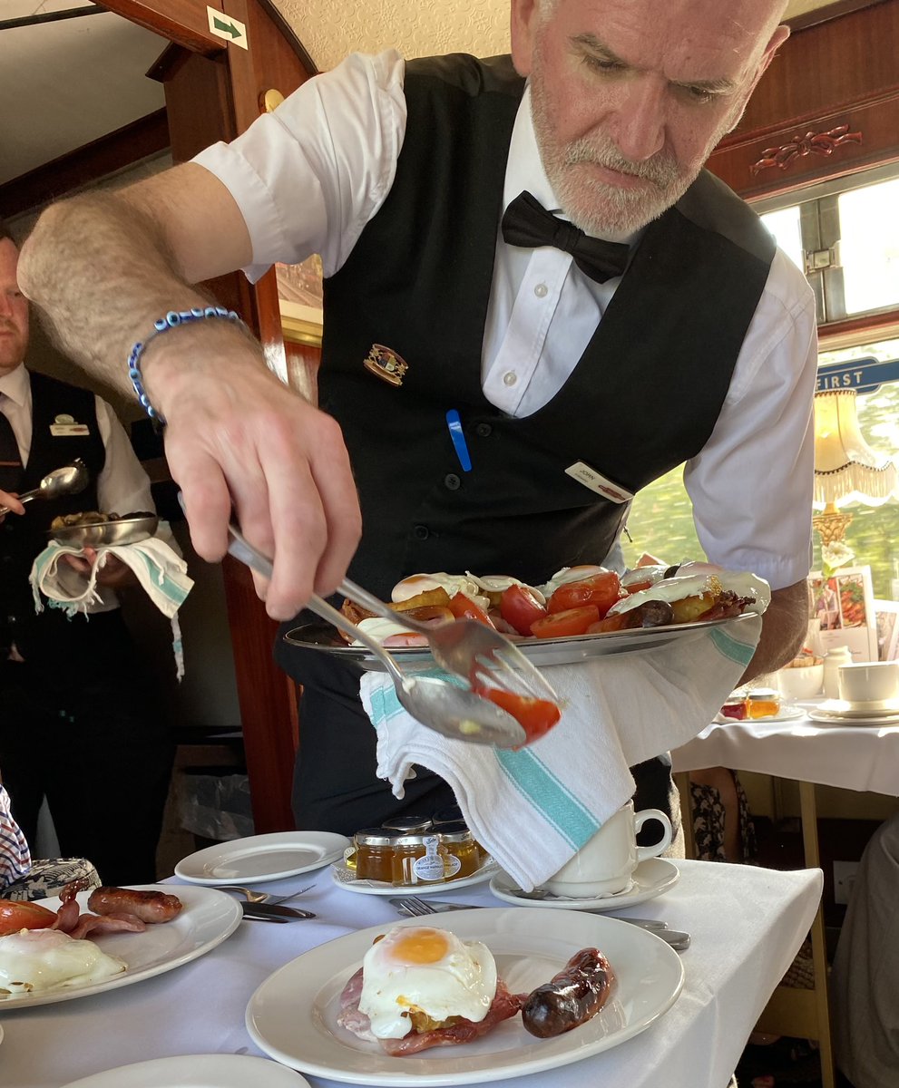 BlancoGoGo's tweet photo. #BucksFizz 🥂 #SilverService 🍴🥓🍳🥐 #Breakfast #PoshTrainTrip 🚂 #choochoo https://t.co/fE15udKSOF