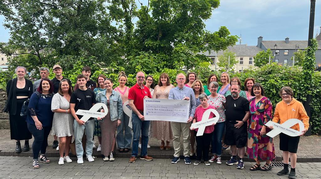 DeirdreStaunto4's tweet photo. Last night Calry Drama “Calendar Girls” cast and crew handed over money raised by recent production to Irish Lung Cancer Community @CotterSeamus @LungCommunity @ElayneOHara @bennytierney @ReginaM79320722 @SligoChampion #lungcancer #hopeforthefuture https://t.co/VzmE6CuyRq