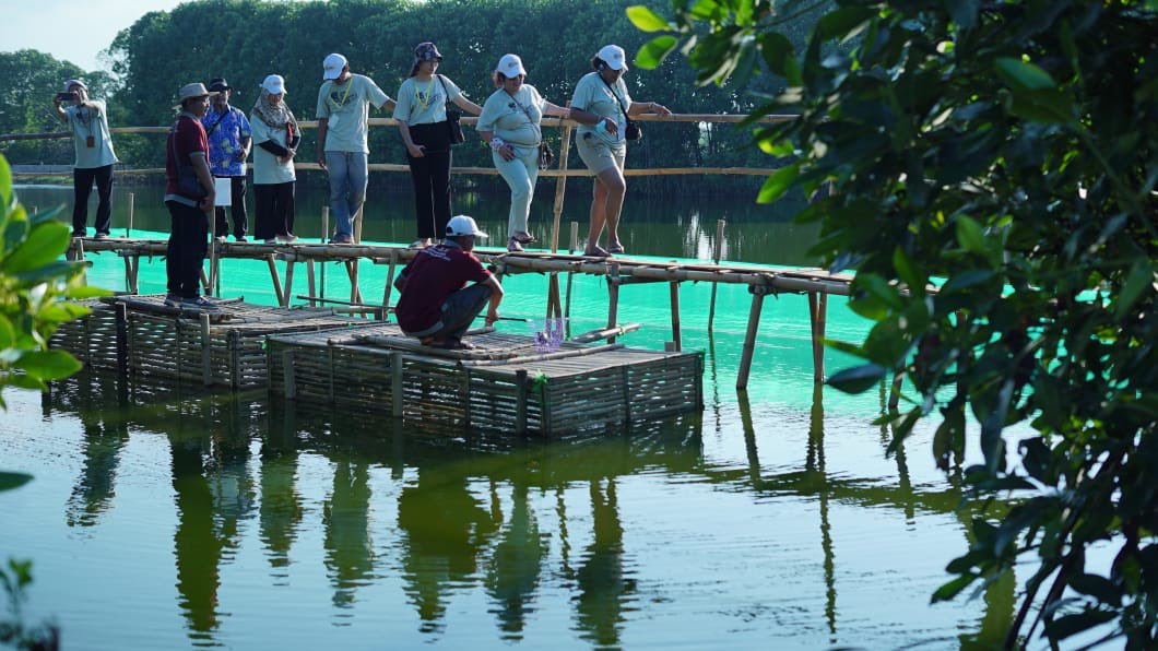 kemitraan_ind's tweet photo. Kemudian peserta juga diajak mengunjungi Kelurahan Krapyak untuk melihat pengelolaan Wanamina (Silvofishery) yang menggabungkan antara usaha perikanan dan penanaman mangrove untuk meningkatkan hasil tambak @adaptationfund https://t.co/tYzfA27FV7