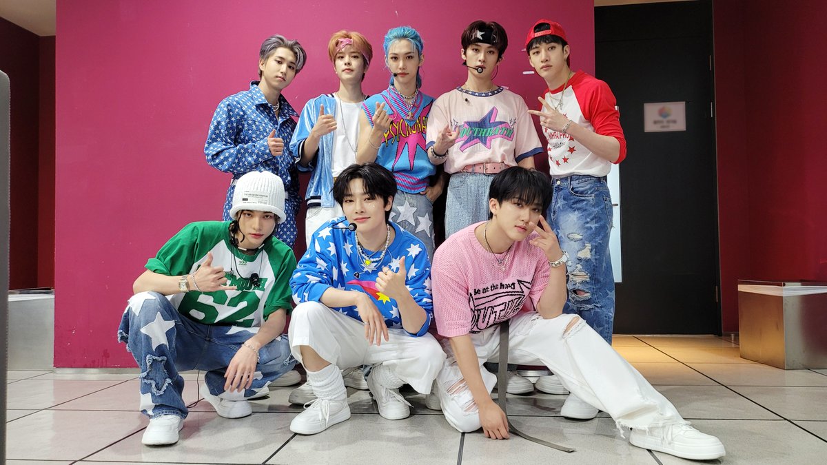 Stray_Kids's tweet image. [스키지기]
스테이 특! 엔딩 요정도 잘함😉💗 오늘도 특별했던 음악중심💫 내일 또 만나요 스테이🙌

#StrayKids #스트레이키즈
#5_STAR
#특 #S_Class
#쇼음악중심 #MusicCore
#YouMakeStrayKidsStay