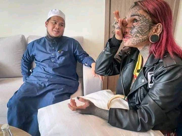 ademozkose's tweet photo. Bir kardeşimiz daha Kelime-i Şehadet getirip İslam'a girdi. Elhamdülillah, elhamdülillah... https://t.co/ccDCXOv2Mj